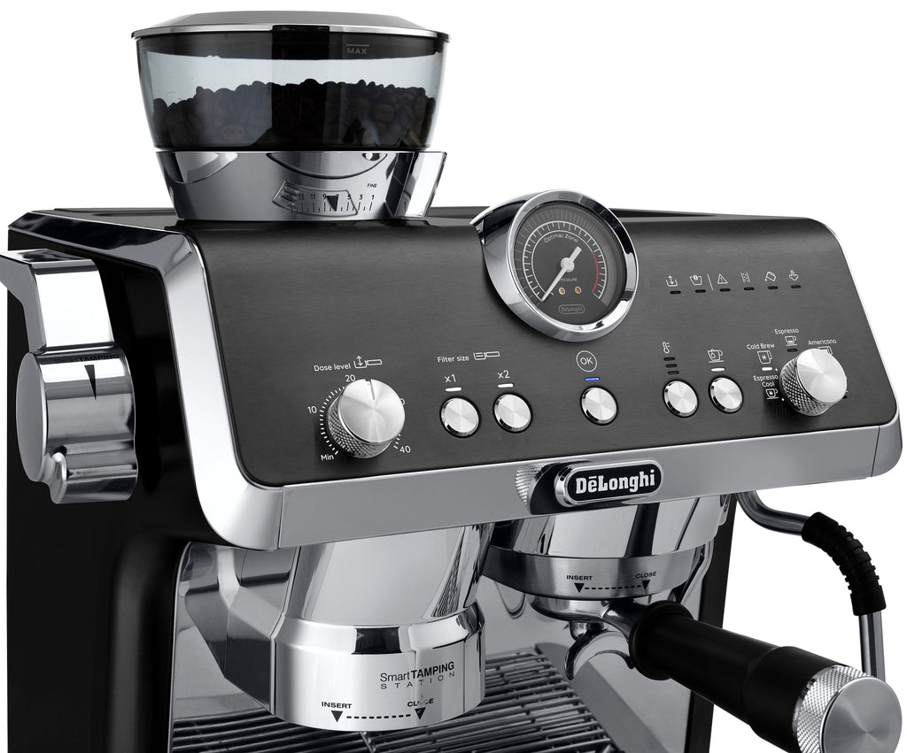 De'Longhi La Specialista Opera Siebträgermaschine in Schwarz mit verchromtem Vollmetall-Gehäuse
