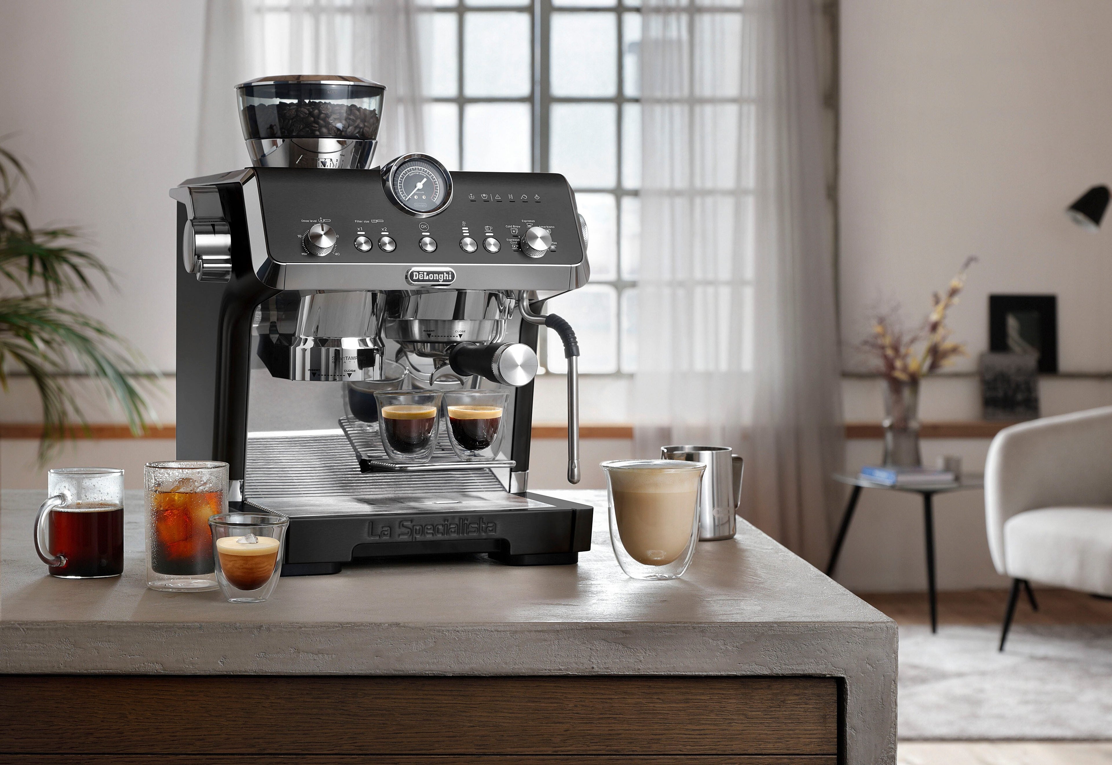 De'Longhi La Specialista Opera Siebträgermaschine in Schwarz mit verchromtem Vollmetall-Gehäuse
