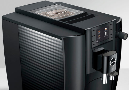 JURA E6 Kaffeevollautomat Full Black Edition mit TFT-Farbdisplay und Milchschaumsystem