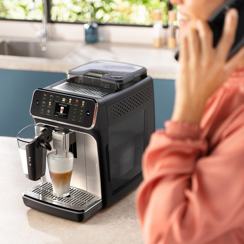 Philips Series 5500 EP5547/90 Kaffeevollautomat mit 12 Mahlgradeinstellungen und LatteGo Milchsystem